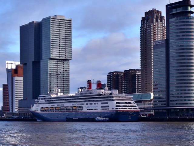 Cruiseschip ms Bolette van Fred Olsen Cruise Line aan de Cruise Terminal Rotterdam